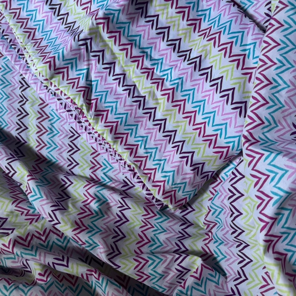 Chevron Patterned Bedding Sheets - Picture 3 of 3